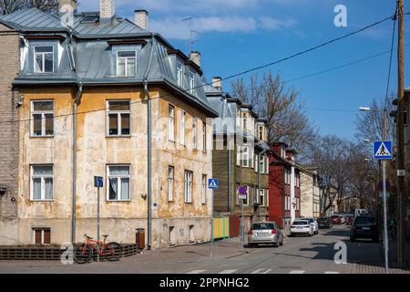 Vue sur la rue Valgevase dans le quartier résidentiel de Kalamaja à Tallinn, Estonie Banque D'Images