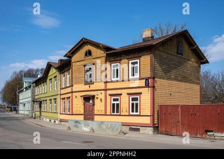 Ancien bâtiment résidentiel en bois à Tööstuse 36 lors d'une journée de printemps ensoleillée dans le quartier de Kalamaja à Tallinn, Estonie Banque D'Images