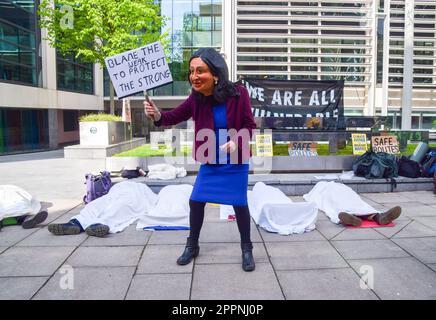 Londres, Royaume-Uni. 24th avril 2023. Un activiste habillé comme ministre de l'intérieur Suella Braverman se trouve à côté d'autres activistes se posant comme des corps morts de migrants et de personnes dans les pays en développement touchés par le changement climatique hors du Home Office le quatrième et dernier jour de l'extinction des manifestations de la rébellion à Westminster. Credit: Vuk Valcic/Alamy Live News Banque D'Images