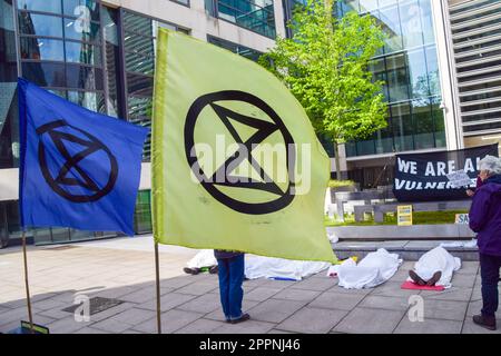 Londres, Royaume-Uni. 24th avril 2023. Les militants qui se présentent comme des corps morts de migrants et de personnes dans les pays en développement touchés par le changement climatique se trouvent à l'extérieur du Home Office le quatrième et dernier jour de l'extinction des manifestations de la rébellion à Westminster. Credit: Vuk Valcic/Alamy Live News Banque D'Images