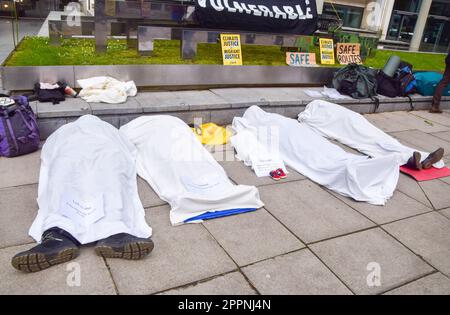 Londres, Royaume-Uni. 24th avril 2023. Les militants qui se présentent comme des corps morts de migrants et de personnes dans les pays en développement touchés par le changement climatique se trouvent à l'extérieur du Home Office le quatrième et dernier jour de l'extinction des manifestations de la rébellion à Westminster. Credit: Vuk Valcic/Alamy Live News Banque D'Images