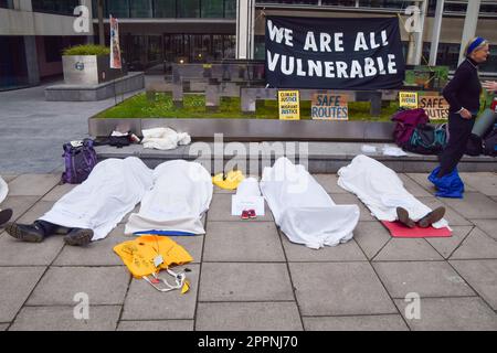 Londres, Royaume-Uni. 24th avril 2023. Les militants qui se présentent comme des corps morts de migrants et de personnes dans les pays en développement touchés par le changement climatique se trouvent à l'extérieur du Home Office le quatrième et dernier jour de l'extinction des manifestations de la rébellion à Westminster. Credit: Vuk Valcic/Alamy Live News Banque D'Images