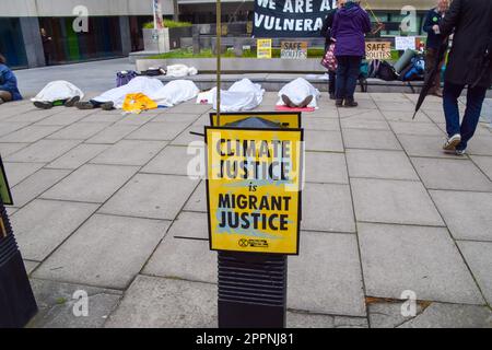 Londres, Royaume-Uni. 24th avril 2023. Les militants qui se présentent comme des corps morts de migrants et de personnes dans les pays en développement touchés par le changement climatique se trouvent à l'extérieur du Home Office le quatrième et dernier jour de l'extinction des manifestations de la rébellion à Westminster. Credit: Vuk Valcic/Alamy Live News Banque D'Images