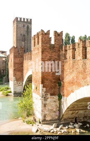 VÉRONE, ITALIE - JUIN 3 : Ponte Scaligero à Vérone, Italie sur 3 juin 2015. Le pont a été construit au 14th siècle. Foto pris sur Ponte Scaligero Banque D'Images