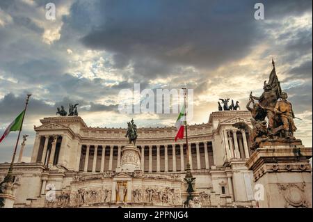 Un petit plan de l'autel de la Fatherland à Rome, en Italie, sous un ciel nuageux Banque D'Images