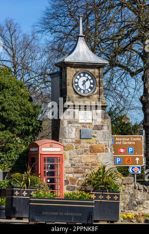 Aberdour horloge de la ville et ancienne boîte de téléphone rouge à côté de la gare d'Aberdour, Fife, Écosse Banque D'Images