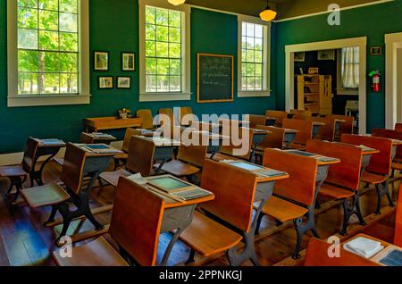 La règle d'or est écrite sur un tableau noir dans le Little Red Schoolhouse, dans le Bicentennial Park du comté de Baldwin, à Stockton, en Alabama. Banque D'Images