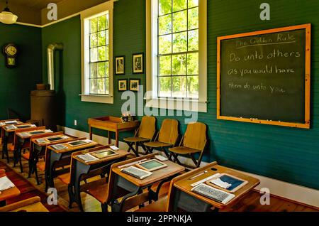 La règle d'or est écrite sur un tableau noir dans le Little Red Schoolhouse, dans le Bicentennial Park du comté de Baldwin, à Stockton, en Alabama. Banque D'Images