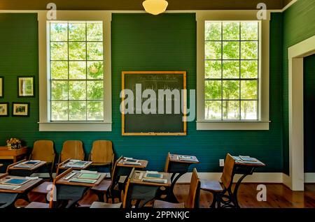 La règle d'or est écrite sur un tableau noir dans le Little Red Schoolhouse, dans le Bicentennial Park du comté de Baldwin, à Stockton, en Alabama. Banque D'Images