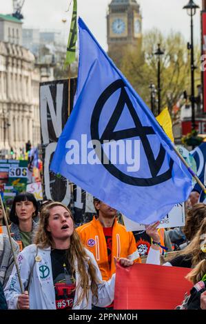 Londres, Royaume-Uni. 24th avril 2023. Les protecteurs de la terre anti Rosebank - la marche pour mettre fin aux combustibles fossiles - extinction la rébellion arrive à son dernier jour du Big One, Unite to survive, action autour de la place du Parlement et de Westminster. Crédit : Guy Bell/Alay Live News Banque D'Images