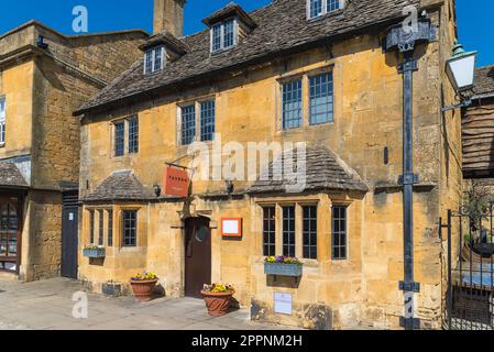 The Tavern by James Marin pub partie de l'hôtel Lygon Arms dans le joli village de Cotswold de Broadway dans le Worcestershire, Angleterre, Royaume-Uni Banque D'Images