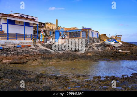 Petit village de pêcheurs de Majanicho, isolé dans le nord de Fuerteventura dans les îles Canaries - cabanes abandonnées construites autour d'une baie peu profonde le long de t. Banque D'Images