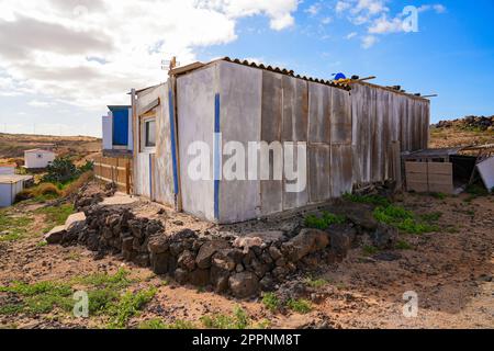 Petit village de pêcheurs de Majanicho, isolé dans le nord de Fuerteventura dans les îles Canaries - cabanes abandonnées construites autour d'une baie peu profonde le long de t. Banque D'Images