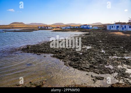 Petit village de pêcheurs de Majanicho, isolé dans le nord de Fuerteventura dans les îles Canaries - cabanes abandonnées construites autour d'une baie peu profonde le long de t. Banque D'Images