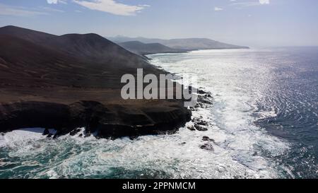 Vue aérienne de Punta del Barquito près du village d'Ajuy sur la côte ouest de Fuerteventura dans les îles Canaries, Espagne Banque D'Images