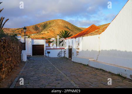 Juan Béthencourt rue piétonne passant derrière l'église de Sainte Marie de Betancuria dans l'ancienne capitale de l'île de Fuerteventura dans le C Banque D'Images