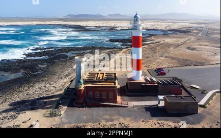 Vue aérienne du phare d'El Toston sur la côte nord de Fuerteventura dans les îles Canaries, Espagne - lanterne rouge et blanche tour faci Banque D'Images