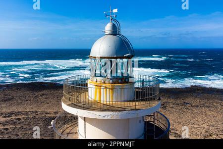 Vue aérienne du phare d'El Toston sur la côte nord de Fuerteventura dans les îles Canaries, Espagne - lanterne rouge et blanche tour faci Banque D'Images