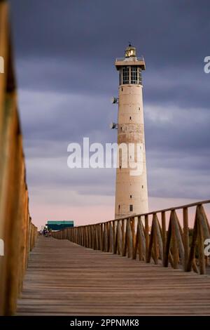 Promenade en bois passant par le marais vers le phare de Morro Jable, construite en béton en 1991 sur la péninsule Jandia de Fuerteventura Banque D'Images