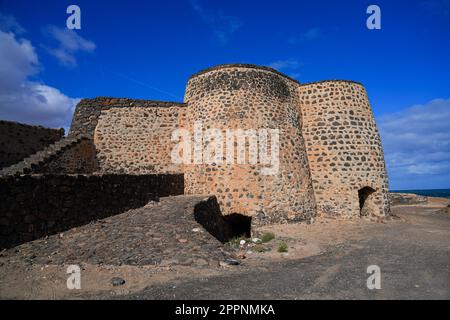 Ruines abandonnées des fours à chaux de la hondura, au nord de la capitale de Puerto del Rosario sur l'île de Fuerteventura dans les Canaries, Espagne - Crum Banque D'Images