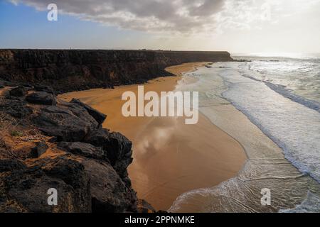 Coucher de soleil sur Playa de la Escalera (plage de l'escalier) sur la côte ouest de Fuerteventura dans les îles Canaries, Océan Atlantique, Espagne Banque D'Images