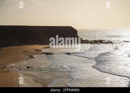 Des falaises spectaculaires s'enmontant dans l'océan Atlantique sur Playa de la Escamera (Staircase Beach) sur la côte ouest de Fuerteventura dans les îles Canaries, Banque D'Images