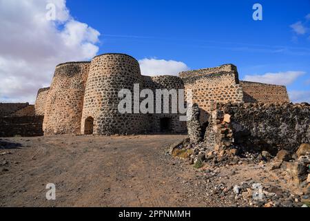 Ruines abandonnées des fours à chaux de la hondura, au nord de la capitale de Puerto del Rosario sur l'île de Fuerteventura dans les Canaries, Espagne - Crum Banque D'Images