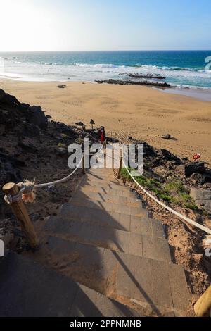 Escaliers en béton construits sur une falaise descendant jusqu'à la Playa de la Escamera (Staircase Beach) sur la côte ouest de Fuerteventura dans les îles Canaries, Banque D'Images