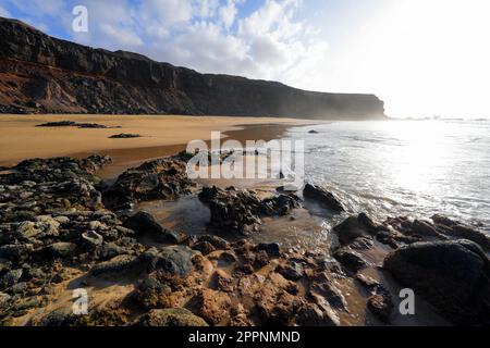 Des rochers maritimes ont émergé à marée basse sur Playa de la Escamera (Staircase Beach) sur la côte ouest de Fuerteventura dans les îles Canaries, Oce Atlantique Banque D'Images