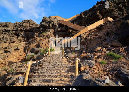 Escaliers en béton montant les falaises rocheuses encerclant la Playa de la Escamera (plage de l'escalier) sur la côte ouest de Fuerteventura dans les Canaries Banque D'Images