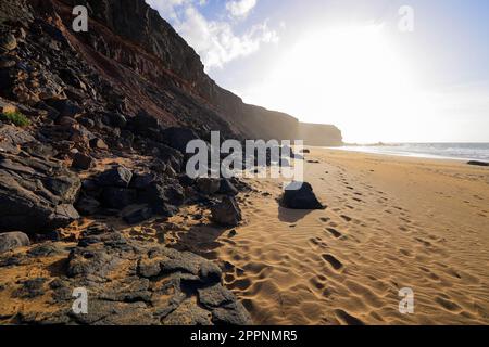 Coucher de soleil sur les rochers déchus de Playa de la Escamera (Staircase Beach) sur la côte ouest de Fuerteventura dans les îles Canaries, Océan Atlantique, SPAI Banque D'Images