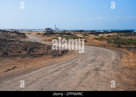 Route de terre sinueuse suivant la côte atlantique menant au phare d'El Toston sur la côte nord de Fuerteventura dans les îles Canaries, Banque D'Images