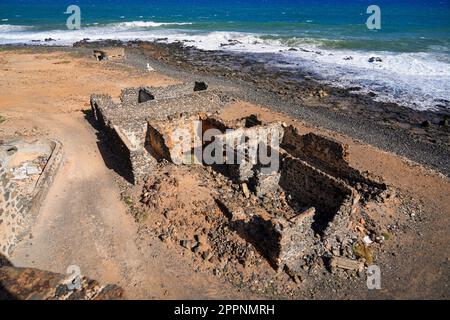 Ruines abandonnées des fours à chaux de la hondura, au nord de la capitale de Puerto del Rosario sur l'île de Fuerteventura dans les Canaries, Espagne - Crum Banque D'Images