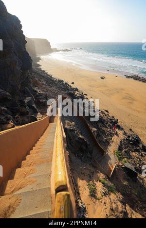 Escaliers en béton construits sur une falaise descendant jusqu'à la Playa de la Escamera (Staircase Beach) sur la côte ouest de Fuerteventura dans les îles Canaries, Banque D'Images