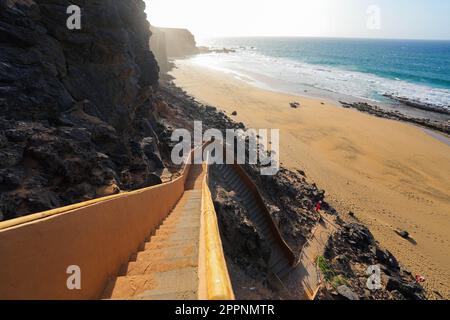 Escaliers en béton construits sur une falaise descendant jusqu'à la Playa de la Escamera (Staircase Beach) sur la côte ouest de Fuerteventura dans les îles Canaries, Banque D'Images