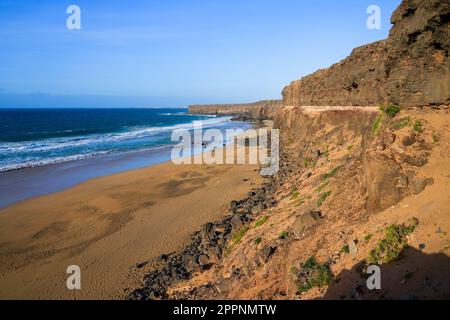 Falaises de Playa de la Escalera (plage de l'escalier) sur la côte ouest de Fuerteventura dans les îles Canaries, Océan Atlantique, Espagne Banque D'Images
