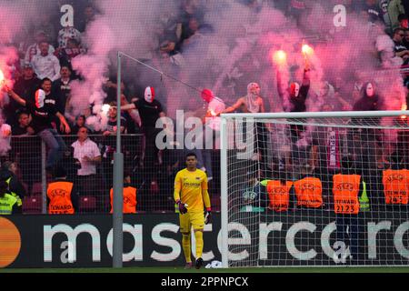 GENÈVE - les partisans de Hajduk Split ont fait des feux d'artifice lors du match final de la Ligue des jeunes de l'UEFA entre AZ Alkmaar et Hajduk Split au Stade de Genève sur 24 avril 2023 à Genève, en Suisse. ANP ED VAN DE POL Banque D'Images