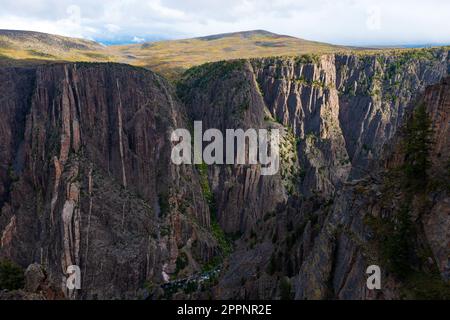 Ombres et lumière dans le Black Canyon de la rivière Gunnison en automne, Colorado, Etats-Unis. Banque D'Images