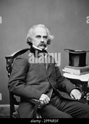 Nathaniel Hawthorne. Portrait de l'écrivain américain Nathaniel Hawthorne (1804-1864) par Mathew Brady Studio, c. 1860-64 Banque D'Images