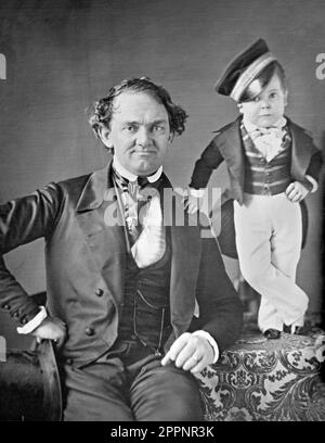 P. T. Barnum et le général Tom Thumb. Portrait de Phineas Taylor 'P. T.' Barnum (1810-1891), homme politique, showman et homme d'affaires américain pour le fondateur du cirque Barnum & Bailey avec le général Tom Thumb (Charles Stratton). Banque D'Images