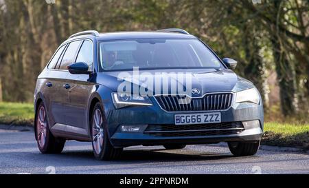 Stony Stratford, Bucks, Royaume-Uni - février 9th 2023. 2016 BLEU SKODA SUPERBE SE L EXECUTIVE TDI. Banque D'Images