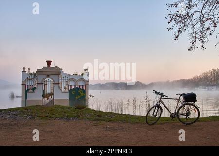 Promenades en vélo autour du lac de Banyoles Banque D'Images