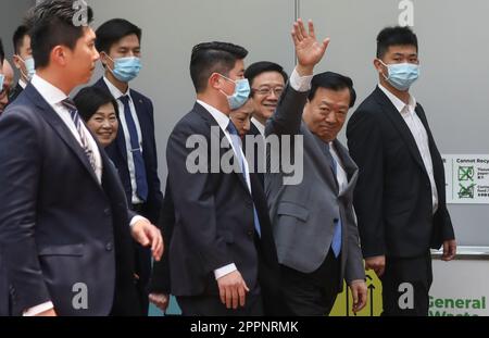 Xia Baolong, directrice du Conseil d'Etat HH Hong Kong et Macao Affairs, visite l'Université de Hong Kong (HKU) au cours de son dernier jour de voyage de six jours. 18APR23 SCMP / Xiaomei Chen Banque D'Images