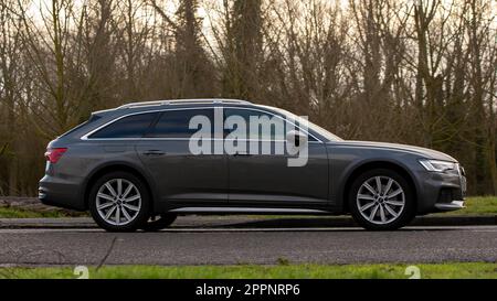 Milton Keynes, Bucks, Royaume-Uni - 19 mars 2023. 2022 moteur diesel gris Audi A6 SPT 50TDI MHEV QUAT Voiture de domaine roulant sur une route de campagne anglaise. Banque D'Images