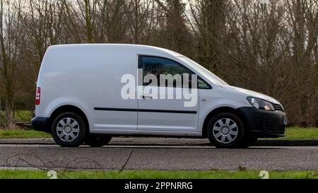 Milton keynes, Bucks, Royaume-Uni - 19 mars 2023. Fourgonnette Volkswagen Caddy blanche conduite sur une route de campagne anglaise Banque D'Images