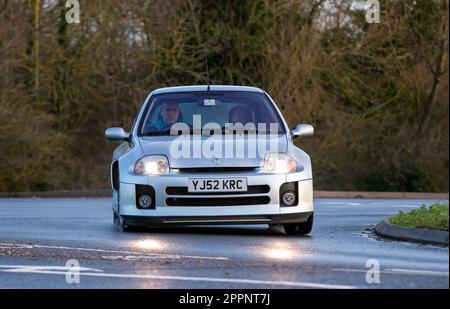 Stony Stratford, Bucks, Royaume-Uni, janvier 1st 2023. 2002 voiture à hayon Renault Clio argent Banque D'Images