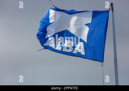 Drapeau écossais Alba Party volant contre un ciel gris Banque D'Images