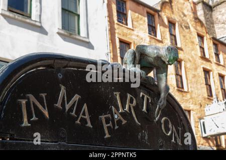 Sculpture de singe (in Ma Fair Toon) par l'artiste Angela Hunter à Dundee High Street, Écosse Banque D'Images