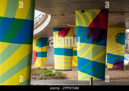 Le pont Tay Road est décoré de piliers peints de couleurs vives du pont Tay Banque D'Images