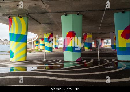 Le pont Tay Road est décoré de piliers peints de couleurs vives du pont Tay Banque D'Images